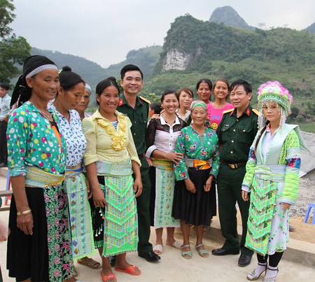 Lân Vai sáng tình quân dân