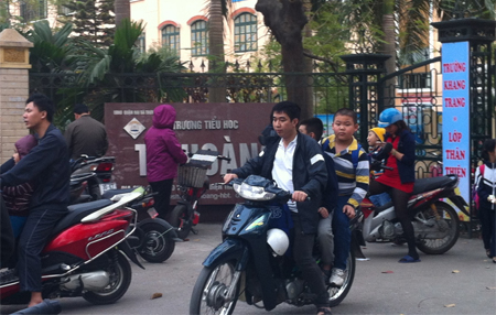 Trẻ em cũng cần được đội mũ bảo hiểm