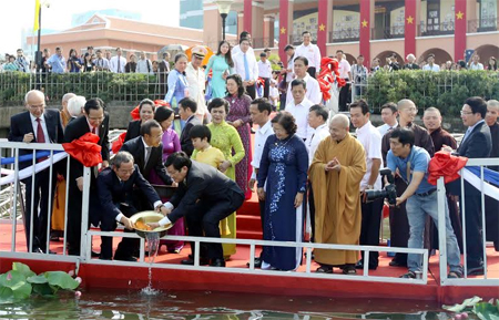 Chủ tịch nước Trương Tấn Sang cùng kiều bào thả cá chép