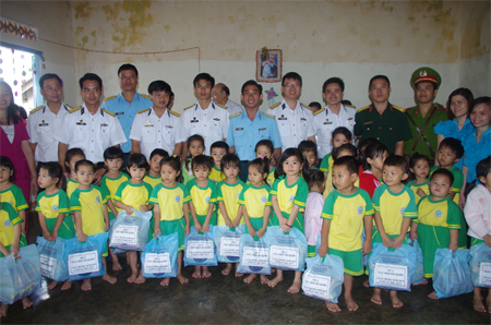 Chăm lo Tết cho người có công và người nghèo