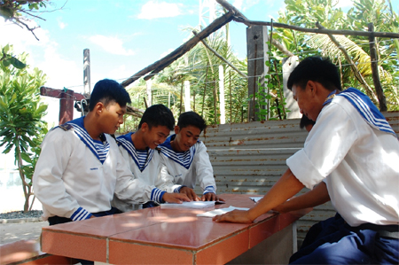 Đọc sách, báo ở Trường Sa