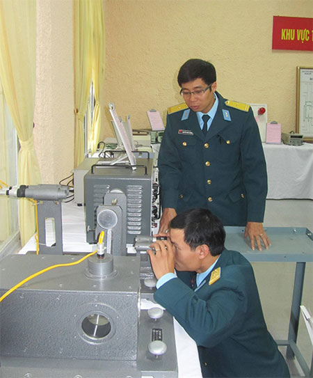 Thiết bị hiệu chỉnh kính của pháo phòng không