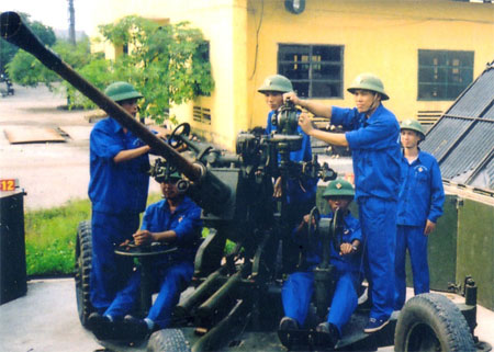 Gắn sản xuất kinh doanh với nâng cao chất lượng lực lượng tự vệ