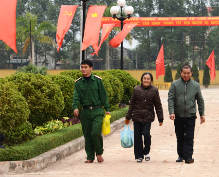 “Tôi cũng muốn đi bộ đội…”