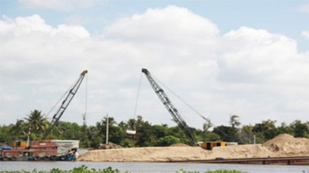 Nghiêm cấm lợi dụng việc nạo vét để khai thác cát trái phép