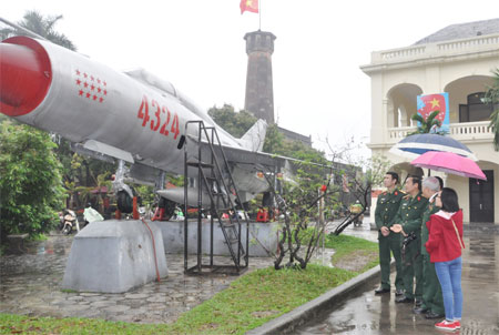 Bài 1: Hai “én bạc” làm chao đảo không quân Mỹ