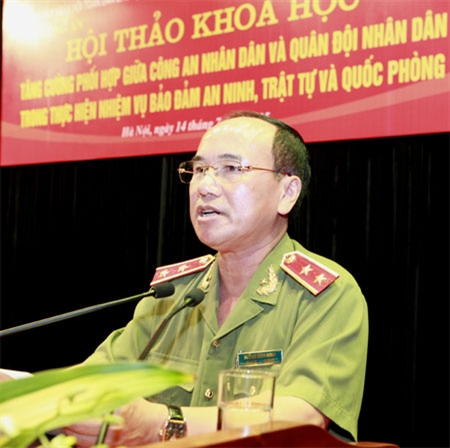 Kề vai chiến đấu vì cuộc sống yên bình của nhân dân