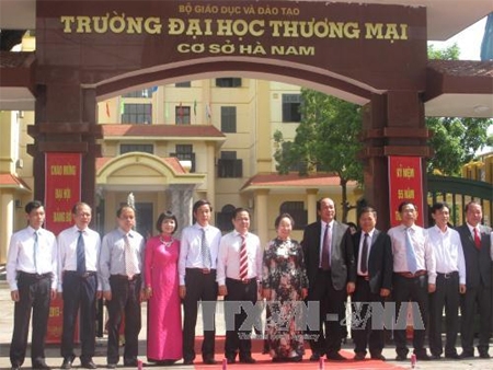 Phó Chủ tịch nước Nguyễn Thị Doan dự lễ gắn biển Trường Đại học Thương mại cơ sở Hà Nam