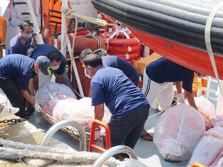 Đã đưa thi thể các nạn nhân vụ chìm tàu do nổ bình gas vào đất liền