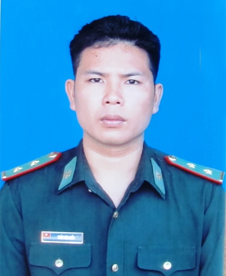 Sĩ quan trẻ không ham của rơi