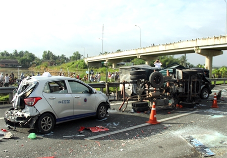5 ô tô đâm liên hoàn trên cao tốc Trung Lương