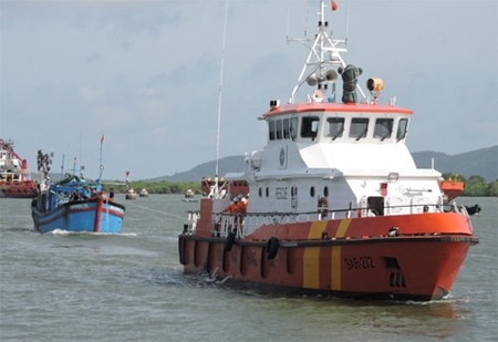 Lai dắt tàu cá cùng 38 thuyền viên gặp nạn vào bờ an toàn