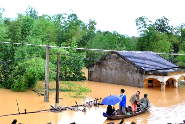 Hà Tĩnh nhiều nơi nước cao ngập mái nhà, chia cắt nhiều đoạn đường