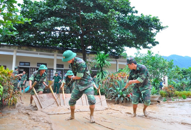 Dũng cảm đè lũ dữ cứu dân