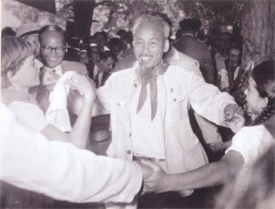 Học phong cách ngoại giao con người của Bác