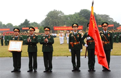 Trường Sĩ quan Chính trị đón nhận Huân chương Quân công hạng Nhì