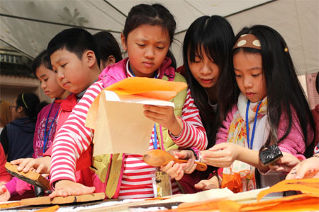 Chương trình “Cùng bé sáng tạo, khám phá tranh Tết”