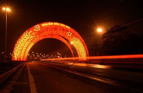 Đại lộ Thăng Long, đoạn trước cổng Trung tâm Hội nghị Quốc gia – nơi diễn ra Đại hội XII của Đảng.