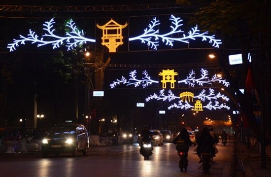 Đường Điện Biên Phủ cũng rực rỡ về đêm.