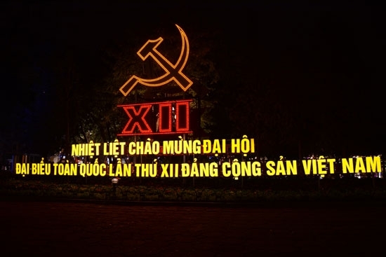 Hồ Hoàn Kiếm với các khẩu hiệu chào mừng Đại hội XII của Đảng.