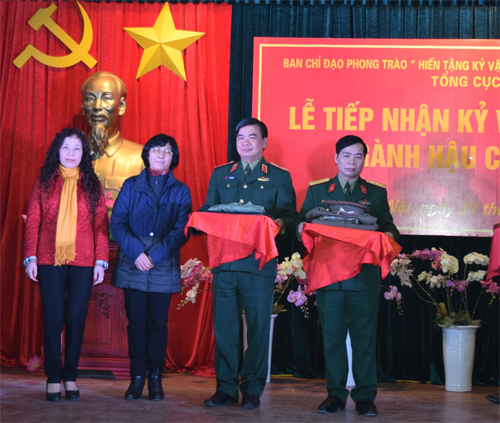 Tiếp nhận kỷ vật kháng chiến ngành hậu cần quân đội