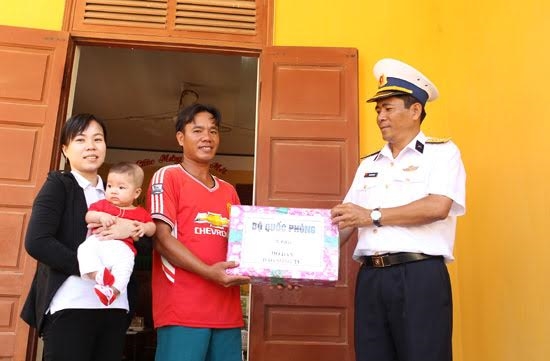 Những ngày này, nhiều đoàn công tác đã đến Trường Sa thăm, tặng quà, chúc Tết nhân dân.