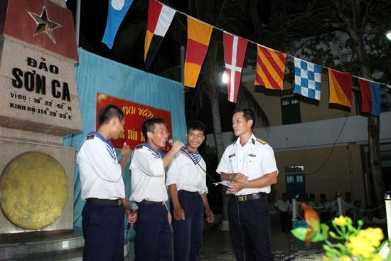 Chiến sĩ ở các đảo và điểm đảo Trường Sa rạng ngời, hào hứng với mùa xuân tươi xanh.