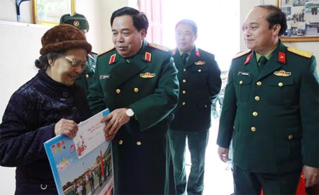 Quân khu 1: Tặng quà Tết đồng bào các xã đặc biệt khó khăn trên địa bàn