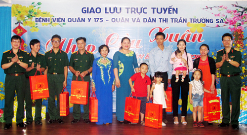 Mong anh hoàn thành nhiệm vụ về với mẹ con em!