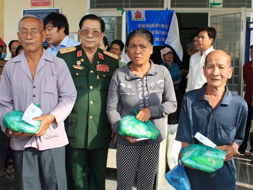 Tặng 100 suất quà nạn nhân chất độc da cam xã Tân Ninh, huyện Tân Thạnh, tỉnh Long An