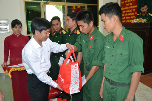 Bộ Tư lệnh TP Hồ Chí Minh tặng quà Tết cho gần 200 quân nhân hoàn cảnh khó khăn