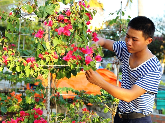 Các chiến sĩ tranh thủ thời gian chăm sóc và tỉa, uốn cây cảnh.