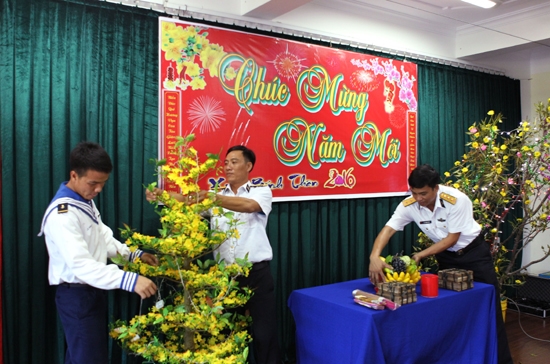 Trang trí khu vực đón Xuân mới trước ngày Tết.