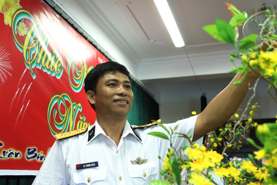 Sắc xuân ùa về đọng trên khuôn mặt rạng ngời của mỗi cán bộ, chiến sĩ nơi đảo xa.