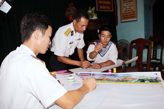 Trước đó, cán bộ, chiến sĩ trổ tài làm báo tường để thi bình báo trong đêm giao thừa.