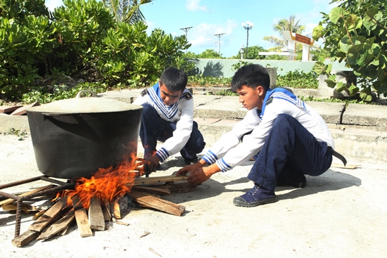 Hội thi gói bánh chưng trong thời gian nhất định, đội nào gói được nhiều nhất sẽ giành chiến thắng.