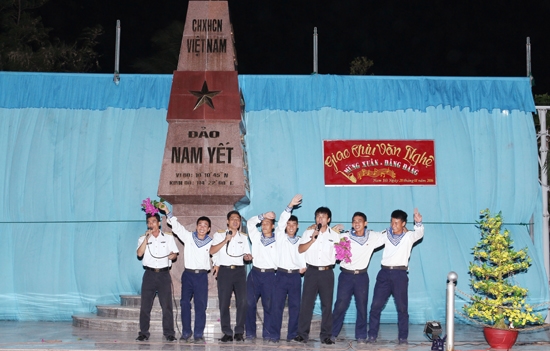 Tối giao thừa, các đảo tổ chức chương trình văn nghệ, hái hoa dân chủ, nghe Chủ tịch nước chúc Tết.