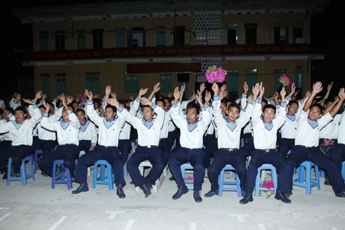 Cán bộ, chiến sĩ ở đảo luôn hào hứng với các tiết mục văn nghệ hát về mùa xuân, ca ngợi Đảng, Bác Hồ và ca ngợi những người lính biển.