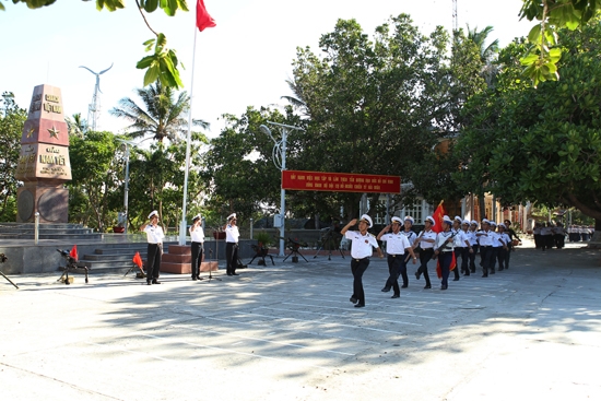 Các đơn vị tổ chức chào cờ trang nghiêm và linh thiêng.