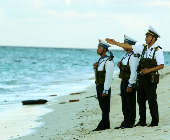 Tết đến, nhiều hoạt động vui chơi được tổ chức từng bừng, nhưng cán bộ, chiến sĩ ở đảo xa vẫn vững vàng tay súng, cảnh giác canh giữa chủ quyền Tổ quốc.