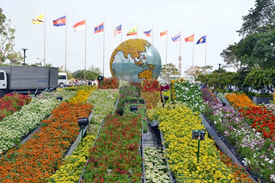 Hình ảnh quả địa cầu lớn là điểm nhấn hội nhập của đường hoa.