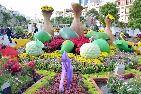 Hình ảnh tượng trưng cho sự sung túc “cầu (na) – vừa (dừa)- đủ (đu đủ)- xài (xoài)” của người dân trong dịp Tết.