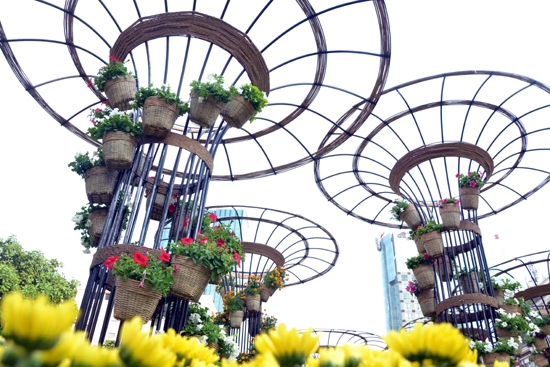 Tiểu cảnh thể hiện sự vươn cao của TP Hồ Chí Minh.