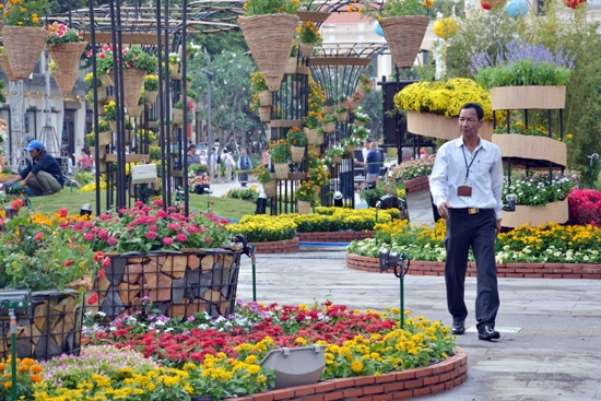 : Bộ phận kỹ thuật kiểm tra các khu vực tiểu cảnh của đường hoa.