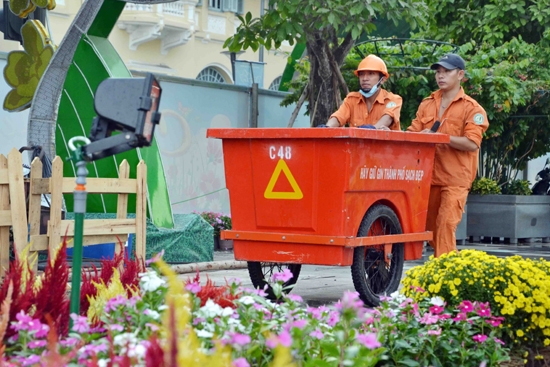 Bên cạnh lắp đặt, bộ phận dọn vệ sinh cũng hối hả tổng dọn.