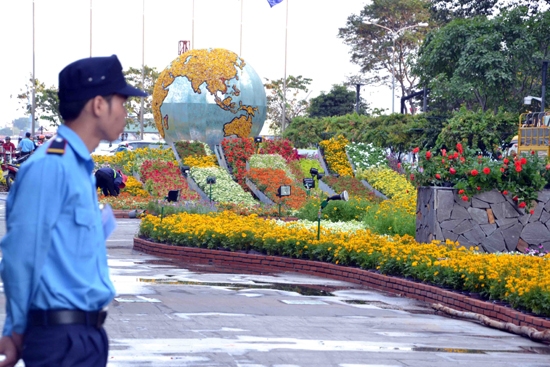 Đường hoa được bố trí lực lượng bảo vệ trực 24/24 giờ.
