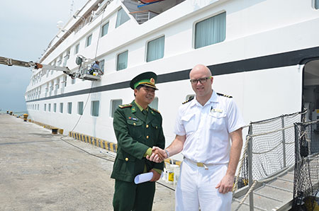 Xuân trên bến cảng Tiên Sa