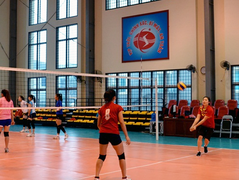 Đầu Xuân trò chuyện với hoa khôi bóng chuyền Phạm Thị Yến