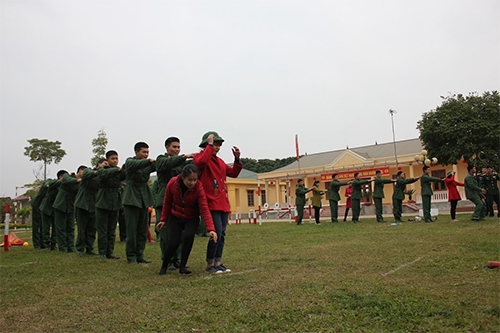 Trò chơi “cắm cờ chiến thắng” đòi hỏi sự nhanh nhẹn.