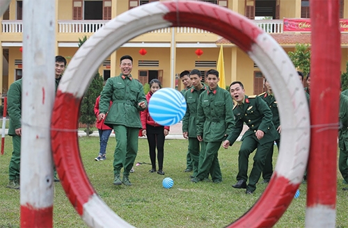 Thể hiện kỹ thuật sút bóng với trò chơi “đá bóng qua vòng”.